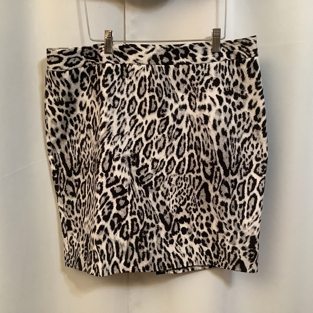 Worthington Skirt Women’s Size 16P Straight Pencil Midi Animal Print